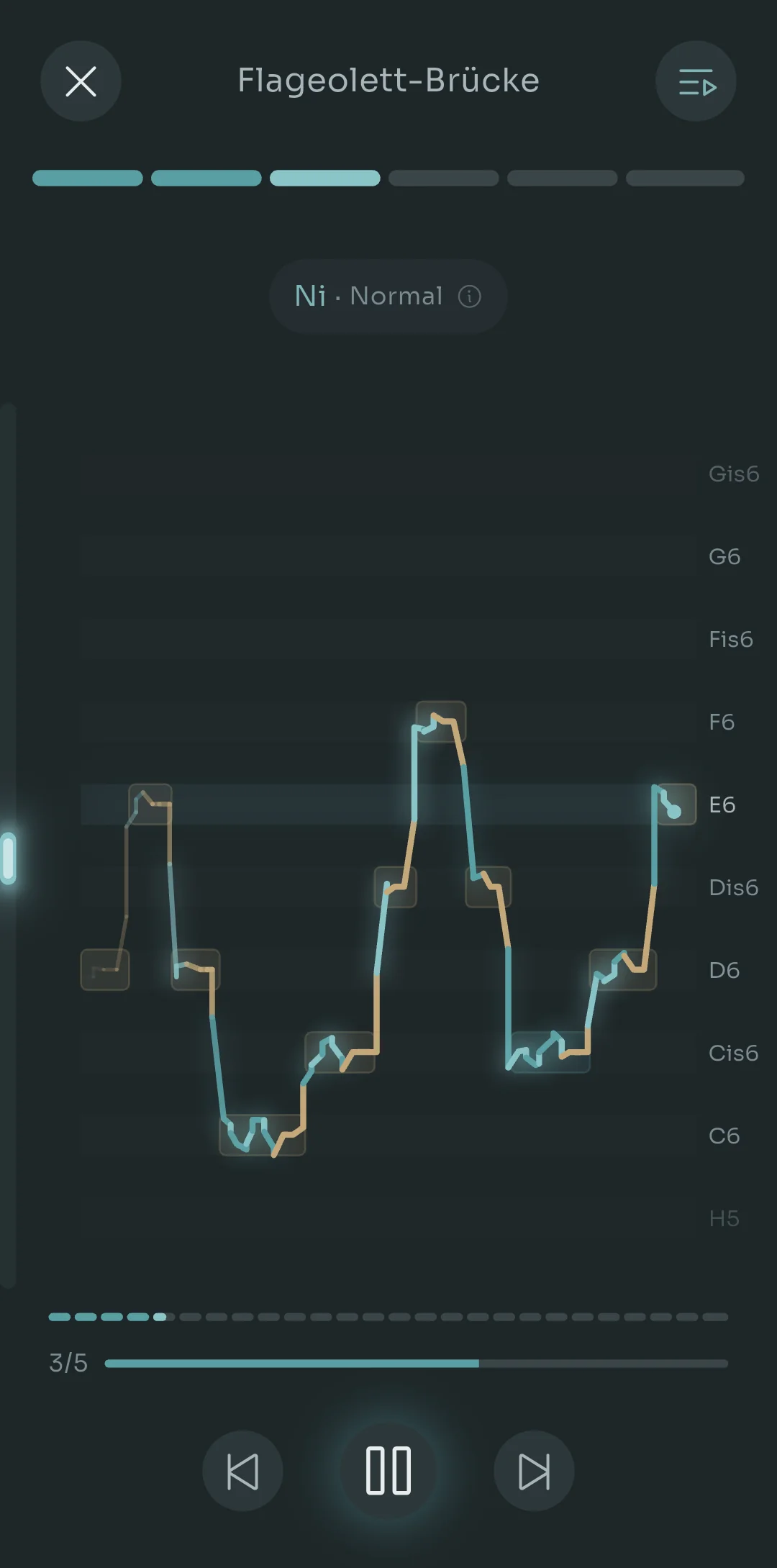 Scalita-Player mitten in einer Übung der Routine Flageolet Bridge, mit dem Silben-Chip Nee Normal, Zielton-Punkten und der Live-Tonhöhenspur der Sängerin vor den Notennamen